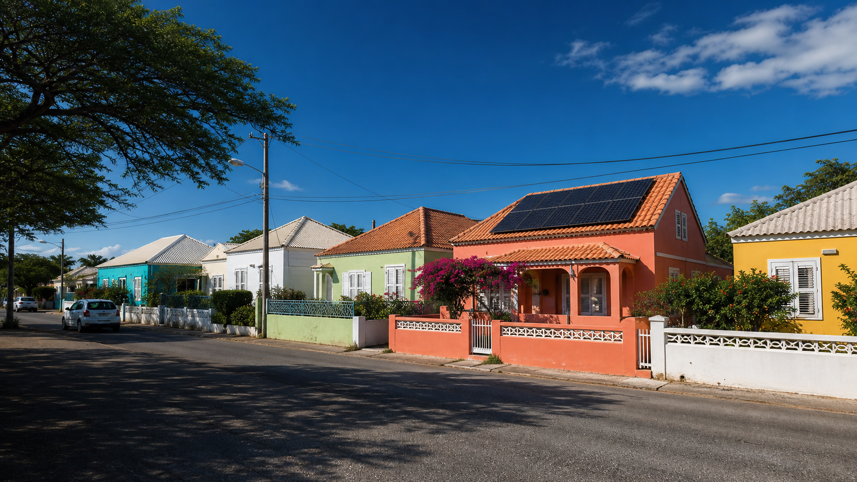 Curaçaose woonstraat met zonnepanelen op één woning